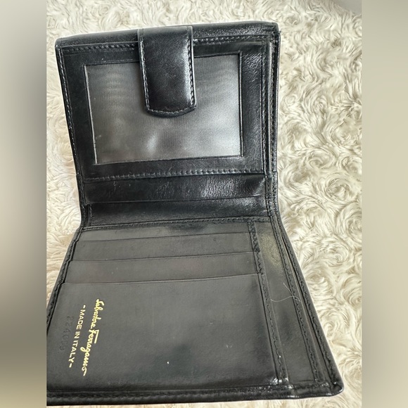 Salvatore Ferragamo Gancini Leather
Compact Wallet Black Gold - Picture 7 of 8